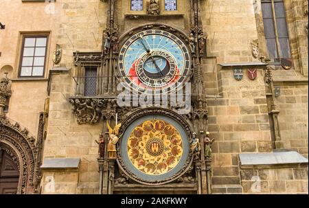 Prag, Tschechische Republik - 27. Dezember 2019: Altes Rathaus Rathausturm, der Astronomischen Uhr (Prager Orloj) Stockfoto