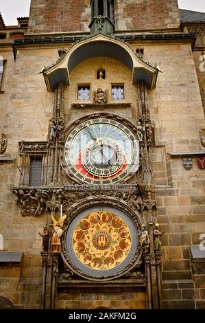 Prag, Tschechische Republik - 27. Dezember 2019: Altes Rathaus Rathausturm, der Astronomischen Uhr (Prager Orloj) Stockfoto