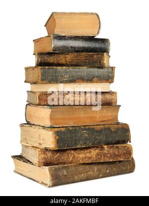 Isolierte Bücher. Hohe Stapel von Braun und Schwarz alte Bücher auf weißem Hintergrund mit Freistellungspfad isoliert Stockfoto