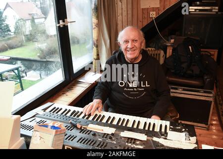 Berlin, Deutschland. 30 Dez, 2019. Peter Meyer, Keyboarder der Puhdys, in einem dpa-Interview. Quelle: Jörg Carstensen/dpa/Alamy leben Nachrichten Stockfoto