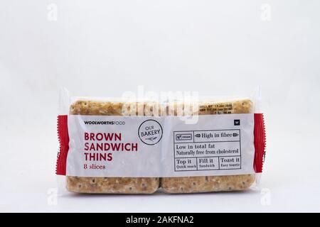 Alberton, Südafrika - ein Paket von Woolworths Essen braun Sandwich verdünnt auf einen klaren Hintergrund Bild mit Kopie Raum isoliert Stockfoto