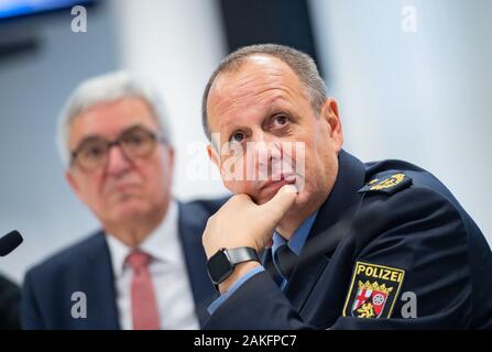 Mainz, Deutschland. 09 Jan, 2020. Roger Lewentz (l, SPD), Innenminister von Rheinland-Pfalz, und Reiner Hamm, Polizeichef im Mainzer Polizeipräsidium, sitzen an die Mainzer Polizei Hauptquartier. Credit: Andreas Arnold/dpa/Alamy leben Nachrichten Stockfoto