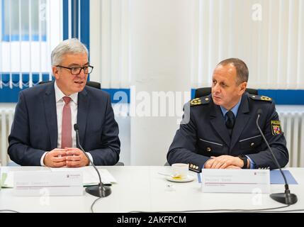 Mainz, Deutschland. 09 Jan, 2020. Roger Lewentz (l, SPD), Innenminister von Rheinland-Pfalz, und Reiner Hamm, Polizeichef in Mainz Polizeipräsidium, sitzen auf einer Pressekonferenz in Mainz Polizeipräsidium. Credit: Andreas Arnold/dpa/Alamy leben Nachrichten Stockfoto