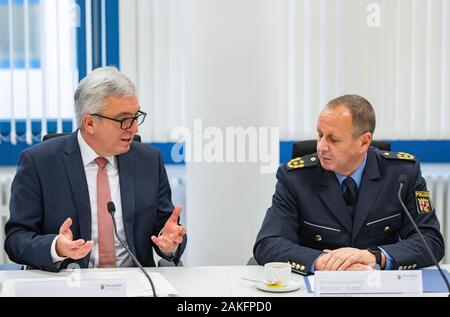 Mainz, Deutschland. 09 Jan, 2020. Roger Lewentz (l, SPD), Innenminister von Rheinland-Pfalz, und Reiner Hamm, Polizeichef in Mainz Polizeipräsidium, sitzen auf einer Pressekonferenz in Mainz Polizeipräsidium. Credit: Andreas Arnold/dpa/Alamy leben Nachrichten Stockfoto