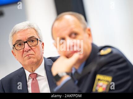 Mainz, Deutschland. 09 Jan, 2020. Roger Lewentz (l, SPD), Innenminister von Rheinland-Pfalz, und Reiner Hamm, Polizeichef im Mainzer Polizeipräsidium, sitzen an die Mainzer Polizei Hauptquartier. Credit: Andreas Arnold/dpa/Alamy leben Nachrichten Stockfoto