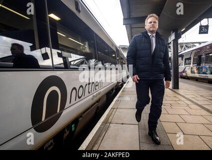 Verkehrsminister Grant Shapps visits Bahnhof Leeds, wie es bekannt ist, dass die Nördliche Rail Franchise wird nur in der Lage sein, für eine Reihe von Monaten fortsetzen. Stockfoto