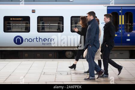 Eine nördliche Zug am Bahnhof Leeds wie es ist bekannt, dass die Northern Rail Franchise wird nur in der Lage sein, für eine Reihe von Monaten fortsetzen. Stockfoto