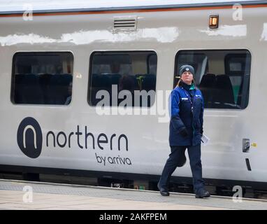 Eine nördliche Zug am Bahnhof Leeds wie es ist bekannt, dass die Northern Rail Franchise wird nur in der Lage sein, für eine Reihe von Monaten fortsetzen. Stockfoto