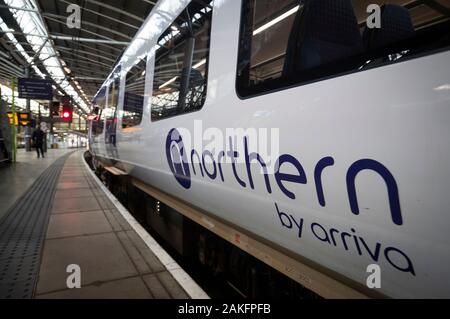 Eine nördliche Zug am Bahnhof Leeds wie es ist bekannt, dass die Northern Rail Franchise wird nur in der Lage sein, für eine Reihe von Monaten fortsetzen. Stockfoto