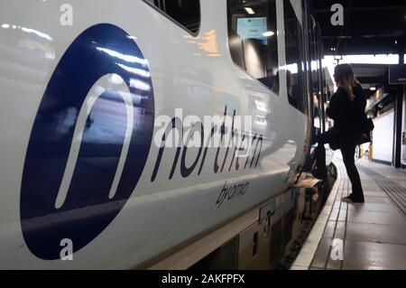 Eine nördliche Zug am Bahnhof Leeds wie es ist bekannt, dass die Northern Rail Franchise wird nur in der Lage sein, für eine Reihe von Monaten fortsetzen. Stockfoto