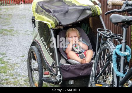 Kleinkind im Radanhänger Deutschland Kind Fahrradanhänger Kleinkind allein Stockfoto