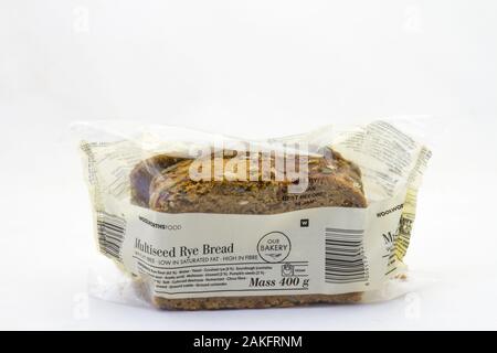 Alberton, Südafrika - ein Paket von Woolworths Essen multi Saatgut von Roggen Brot auf einem weißen Hintergrund Bild im Querformat isoliert Stockfoto