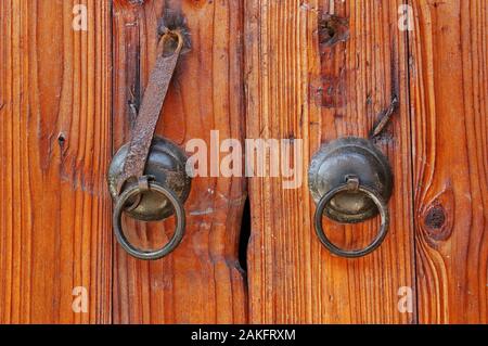 Die typische chinesische traditionelle lackiert Holztür mit den alten Stil metall Türklopfer auf. In der Regel die Tung öl über den Wald in der Directio Farbe Stockfoto