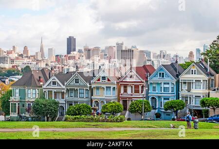 Painted Ladies, eine Reihe von bunt bemalten Holzhäuser in San Francisco, Kalifornien, USA