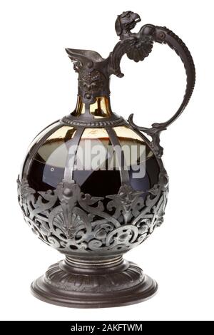 Alte Glas Metall Claret Jug decanter mit Rotwein auf weißem Hintergrund Stockfoto