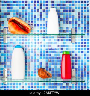 Bad Regale mit Shampoo Flaschen und Muscheln Stockfoto