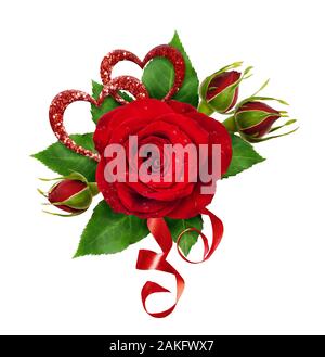 Festliches Arrangement mit roter Rose Blume, Glitter Herz und Seidenbändern auf weißem Hintergrund. Flach. Ansicht von oben. Stockfoto