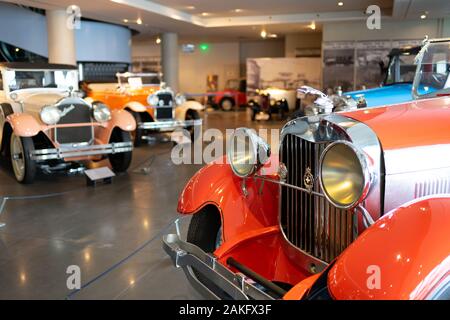 Athen, Griechenland - Dec 22, 2019: Innenansicht der Republik Griechenland Motor Museum in Athen Stadt. Sammlung der alten Zeit klassische Automobile aus der ganzen Welt Stockfoto