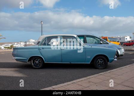 1960er Modell Hellblau weißen Markierung eine Ford Cortina Motor Car rechten Passagiere Seitenansicht der rostigen lhd linker Antrieb vier Tür 4 Tür ford Corti Stockfoto