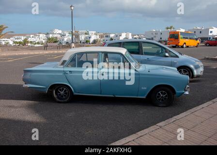 1960er Modell Hellblau weißen Markierung eine Ford Cortina Motor Car rechten Passagiere Seitenansicht der rostigen lhd linker Antrieb vier Tür 4 Tür ford Corti Stockfoto