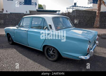 1960er Modell Hellblau weißen Markierung eine Ford Cortina Auto hinten links Treiber Seitenansicht der rostigen lhd linker Antrieb vier Tür 4 Tür ford Cort Stockfoto