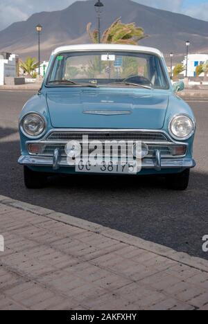 1960er Modell Hellblau weißen Markierung eine Ford Cortina Motor Car front Low Angle View der rostigen lhd linker Antrieb vier Tür 4 Tür Ford Cortina Mk 1 Mar Stockfoto