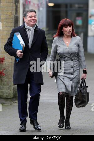 Minister der Finanzen österlichen Donohoe (links) und Minister für Kultur Josefa Madigan ankommen für eine Regierung Kabinettssitzung auf die Behinderung an der Marino Institut für Bildung in Dublin. Stockfoto