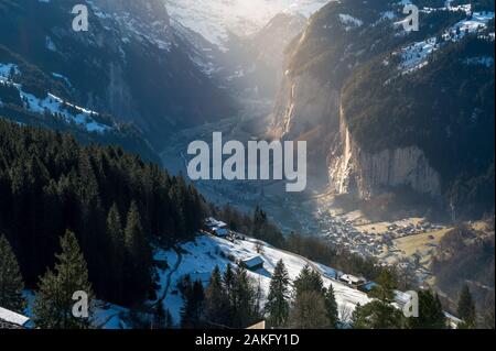 Dramatische Licht über Lauterbrunnental auf einem schönen Wintermorgen Stockfoto