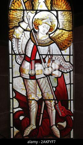 Glasfenster St. Michael (Erzengel Michael) slaying Satan wie ein Drache Stockfoto