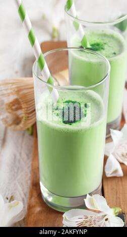 Green Matcha Milch in ein hohes Glas Stockfoto