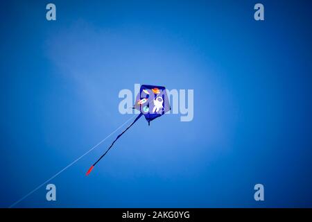 Kitesurfen Sie am blauen Himmel Stockfoto