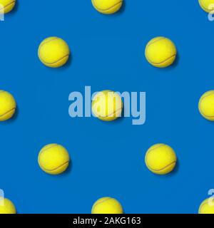 Gelbe Tennisball nahtlose Muster auf blauem Hintergrund Stockfoto
