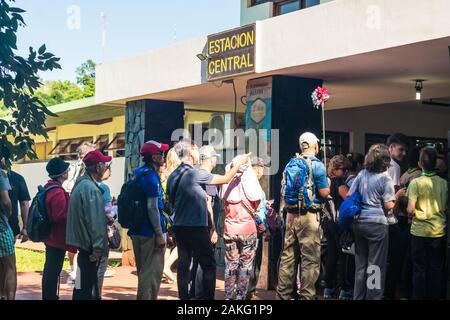 Puerto Iguazu, Argentinien - ca. November 2019: Touristen in der Schlange der Ökologischen Dschungel Zug der Iguazu National Park Stockfoto