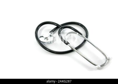 Stethoskop geschwungen in der Form eines Herzens auf weißem Hintergrund Stockfoto