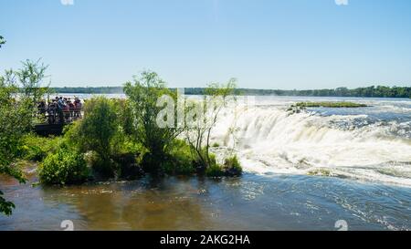 Touristen bewundern Teufelsschlund Wasserfall an der Iguazu National Park in Puerto Iguazu, Argentinien Stockfoto