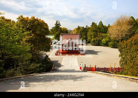 Kamakura, Präfektur Kanagawa, Großraum Tokio, Japan - Menschen mit traditionellen Kostümen im Tsurugaoka-Hachimangu-Schrein. Stockfoto