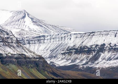 Panoramablick auf die verschneite Bergkette in arktischer Landschaft Stockfoto