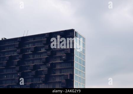 Ecke eines modernen Gebäudes mit dem Himmel in der Hintergrund Stockfoto