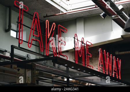 Neonschild „Take Me Away“ an der Universität Delft Stockfoto