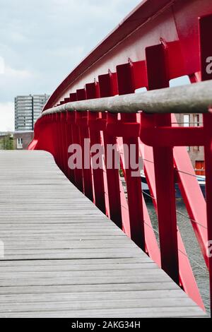Rote Stahl- und Holzbrücke genannt 'Verbindungsdam' Stockfoto
