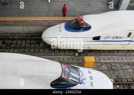 CRH (China Railway High speed) bullet Züge kommen in Yantai Bahnhof während der jährlichen Frühjahrstagung des Festival reisen Rush vor dem chinesischen Neue Ja Stockfoto