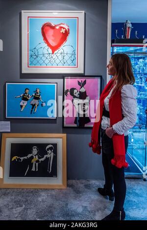 London, Großbritannien. 9. Jan 2020. Tanya Baxter's Moderne Sonderausgabe Banksy, 'Love Hurts', einer von einer Auflage von 16 für Familie und Freunde, eine sechsstellige Summe und andere Banksuy Werke - die Mayfair Antiquitäten & Fine Art Fair, London Marriott Hotel. Es läuft von Donnerstag 9. bis Sonntag, den 12. Januar 2020. Credit: Guy Bell/Alamy leben Nachrichten Stockfoto