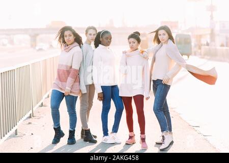 Multiethnische Gruppe von Freunden aus fünf junge Frauen Spaziergänge auf Straße der Stadt. Das Konzept von Freundschaft und Einheit zwischen verschiedenen menschlichen Rassen. Stockfoto