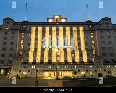 Lichterketten in der Dämmerung auf das Queens Hotel in der Stadt Leeds West Yorkshire England Stockfoto