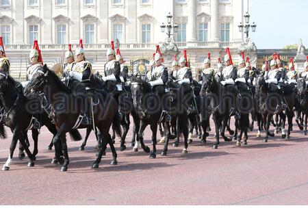 Queen's Guards verlassen den Buckingham Palace für die Farbe Stockfoto
