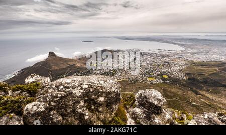 Panorama von Kapstadt, Südafrika als von oben auf den Tafelberg zu sehen Stockfoto