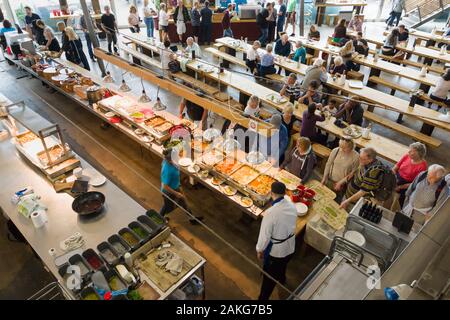 Das Eden Projekt Essbereich und Cafeteria mit Familien und Besucher serviert Mahlzeiten, Stockfoto