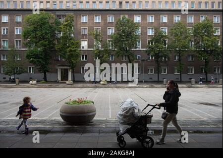 September 3, 2019, Krakau, Polen: Menschen laufen durch Aleja Roz, eine vorherrschende große Zone zwischen Gehäuse Zustand B und Gehäuse Zustand C in Krakau.. Nowa Huta ist ein Social Realist Bezirk mit großen Gehäuse Bausteine, die zu Propagandazwecken gebaut wurden. (Bild: © Omar Marques/SOPA Bilder über ZUMA Draht) Stockfoto