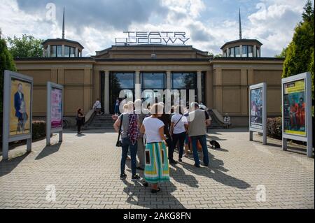 Krakau, Polen. 3. Sep 2019. Die Leute an der Ludowy Theater in Krakau. Nowa Huta ist ein Social Realist Bezirk mit großen Gehäuse Bausteine, die zu Propagandazwecken gebaut wurden. Credit: Omar Marques/SOPA Images/ZUMA Draht/Alamy leben Nachrichten Stockfoto