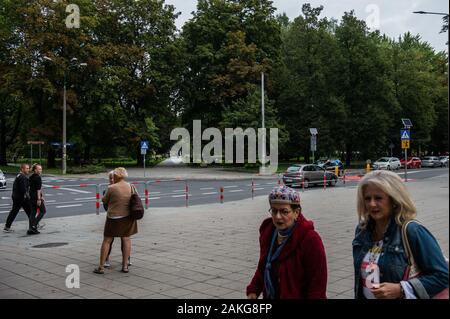 Krakau, Polen. 3. Sep 2019. Menschen gehen durch Aleja Roz, eine vorherrschende große Zone zwischen Gehäuse Zustand B und Gehäuse Zustand C in Krakau. Nowa Huta ist ein Social Realist Bezirk mit großen Gehäuse Bausteine, die zu Propagandazwecken gebaut wurden. Credit: Omar Marques/SOPA Images/ZUMA Draht/Alamy leben Nachrichten Stockfoto